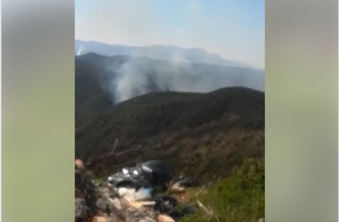 &Phi;&omega;&tau;&iota;ά &xi;έ&sigma;&pi;&alpha;&sigma;&epsilon; &alpha;&nu;ά&mu;&epsilon;&sigma;&alpha; &sigma;&epsilon; &Alpha;&rho;&alpha;&chi;&alpha;&mu;ί&tau;&epsilon;&sigmaf; &kappa;&alpha;&iota; &Kappa;&epsilon;&rho;&alpha;&sigma;&tau;ά&rho;&iota; (vd)