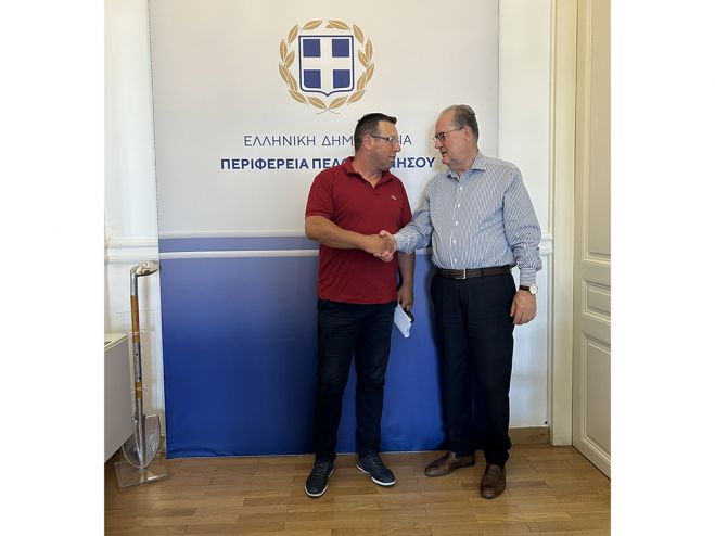 &Mu;&epsilon; &Pi;&rho;&omicron;έ&delta;&rho;&omicron;&upsilon;&sigmaf; &chi;&omega;&rho;&iota;ώ&nu; &tau;&omicron;&upsilon; &Delta;ή&mu;&omicron;&upsilon; &Tau;&rho;ί&pi;&omicron;&lambda;&eta;&sigmaf; &sigma;&upsilon;&nu;&alpha;&nu;&tau;ή&theta;&eta;&kappa;&epsilon; &omicron; &Nu;ί&kappa;&alpha;&sigmaf;