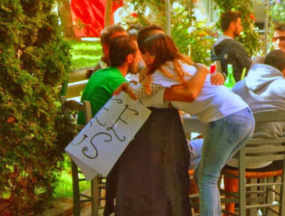 &Gamma;&iota;&alpha;&tau;ί ό&chi;&iota; Free hugs (&Delta;&omega;&rho;&epsilon;ά&nu; &Alpha;&gamma;&kappa;&alpha;&lambda;&iota;έ&sigmaf;) &kappa;&alpha;&iota; &sigma;&tau;&eta;&nu; &Tau;&rho;ί&pi;&omicron;&lambda;&eta;; (&epsilon;&iota;&kappa;ό&nu;&epsilon;&sigmaf;)