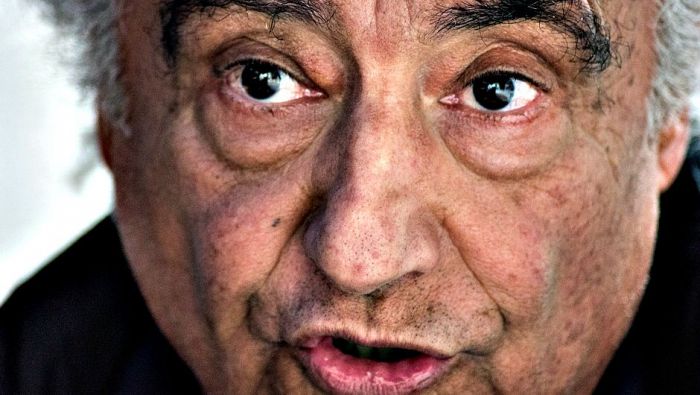 Ο Έλληνας τρίβλακας οδηγός με κινητό, τσιγάρο και καφέ!