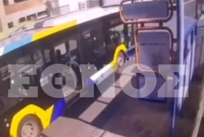Κορωπί | Η στιγμή που ο 51χρονος επιτίθεται σε πολίτη στο λεωφορείο (vd)