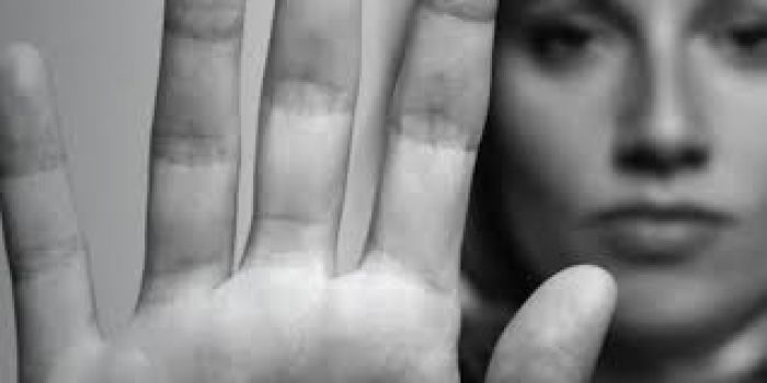 Τι προβλέπει η νομοθεσία για την αντιμετώπιση της ενδοοικογενειακής βίας