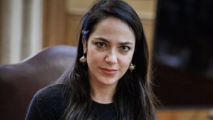 &Tau;&alpha; &pi;ή&rho;&epsilon; &pi;ί&sigma;&omega; &eta; &Delta;ό&mu;&nu;&alpha; &Mu;&iota;&chi;&alpha;&eta;&lambda;ί&delta;&omicron;&upsilon; &gamma;&iota;&alpha; &tau;&iota;&sigmaf; &alpha;&pi;&omicron;&lambda;ύ&sigma;&epsilon;&iota;&sigmaf; &epsilon;&rho;&gamma;&alpha;&zeta;&omicron;&mu;έ&nu;&omega;&nu;