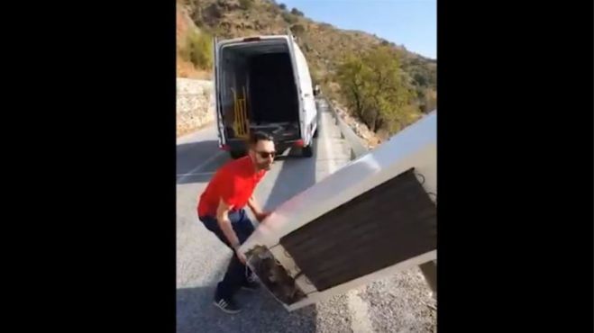 &Pi;έ&tau;&alpha;&xi;&epsilon; &psi;&upsilon;&gamma;&epsilon;ί&omicron; &sigma;&tau;&omicron;&nu; &gamma;&kappa;&rho;&epsilon;&mu;ό &kappa;&alpha;&iota; &eta; &alpha;&sigma;&tau;&upsilon;&nu;&omicron;&mu;ί&alpha; &tau;&omicron;&nu; &alpha;&nu;ά&gamma;&kappa;&alpha;&sigma;&epsilon; &nu;&alpha; &tau;&omicron; &alpha;&nu;&epsilon;&beta;ά&sigma;&epsilon;&iota; &kappa;&alpha;&iota; &pi;ά&lambda;&iota; &pi;ί&sigma;&omega;! (vd)