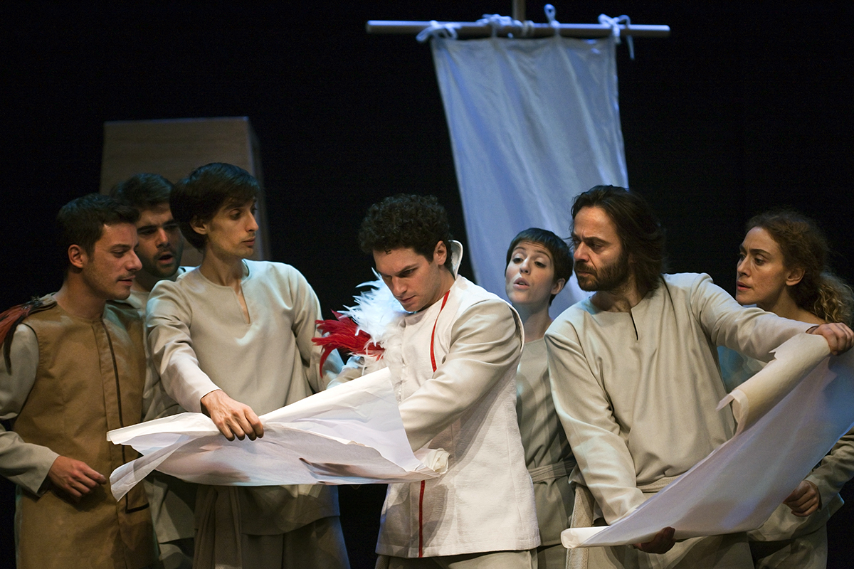 &laquo;&Tau;&omicron; &Pi;&alpha;&rho;&alpha;&mu;ύ&theta;&iota; &tau;&omicron;&upsilon; &Mu;&epsilon;&gamma;&alpha;&lambda;έ&xi;&alpha;&nu;&delta;&rho;&omicron;&upsilon;&raquo; &sigma;&epsilon; &Tau;&rho;ί&pi;&omicron;&lambda;&eta; &kappa;&alpha;&iota; &Pi;&alpha;&rho;ά&lambda;&iota;&omicron; Ά&sigma;&tau;&rho;&omicron;&sigmaf; (vd)