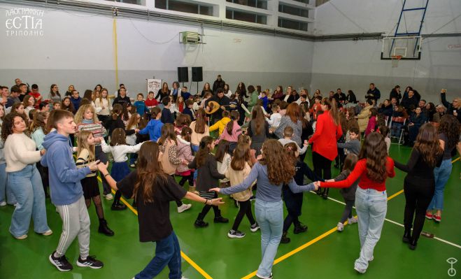 &Eta; &kappa;&omicron;&pi;ή &pi;ί&tau;&alpha;&sigmaf; &tau;&eta;&sigmaf; &Lambda;&alpha;&omicron;&gamma;&rho;&alpha;&phi;&iota;&kappa;ή&sigmaf; &Epsilon;&sigma;&tau;ί&alpha;&sigmaf; &Tau;&rho;ί&pi;&omicron;&lambda;&eta;&sigmaf; (&epsilon;&iota;&kappa;ό&nu;&epsilon;&sigmaf;)