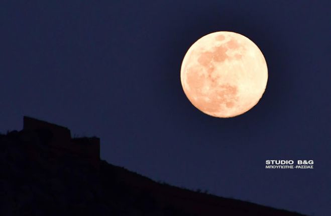 Το μαγευτικό Ροζ φεγγάρι πάνω από το Ναύπλιο (vd)