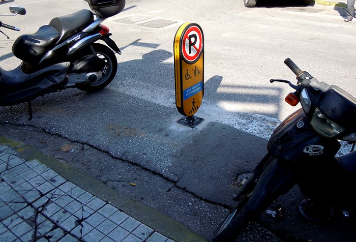 Τρίπολη - Πρόταση για κάθετη σήμανση σε θέσεις στάθμευσης ΑΜΕΑ