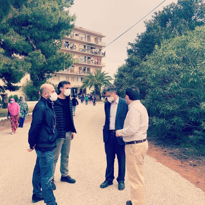 &Kappa;&omicron;&rho;&omega;&nu;&omicron;ϊό&sigmaf; | 470 έ&lambda;&epsilon;&gamma;&chi;&omicron;&iota; &sigma;&epsilon; &delta;&omicron;&mu;ή &pi;&rho;&omicron;&sigma;&phi;ύ&gamma;&omega;&nu; (&xi;&epsilon;&nu;&omicron;&delta;&omicron;&chi;&epsilon;ί&omicron;) &sigma;&tau;&omicron; &Kappa;&rho;&alpha;&nu;ί&delta;&iota;