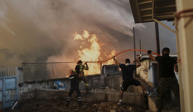 Η άνιση μάχη με τις φλόγες στην Πάτρα σε 8 συγκλονιστικές εικόνες!