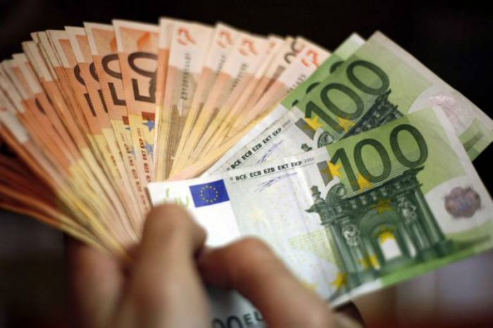 Μεσσηνία | Βρήκε στο σούπερ μάρκετ 10.500 ευρω και τα παρέδωσε στην Αστυνομία