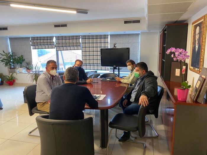 &Sigma;&omega;&mu;&alpha;&tau;&epsilon;ί&alpha; &epsilon;&rho;&gamma;&alpha;&zeta;&omicron;&mu;έ&nu;&omega;&nu; &tau;&eta;&sigmaf; &Delta;&Epsilon;&Eta; &sigma;&upsilon;&nu;&alpha;&nu;&tau;ή&theta;&eta;&kappa;&alpha;&nu; &mu;&epsilon; &tau;&omicron;&nu; &Delta;ή&mu;&alpha;&rho;&chi;&omicron; &Tau;&rho;ί&pi;&omicron;&lambda;&eta;&sigmaf; (&epsilon;&iota;&kappa;ό&nu;&epsilon;&sigmaf;)