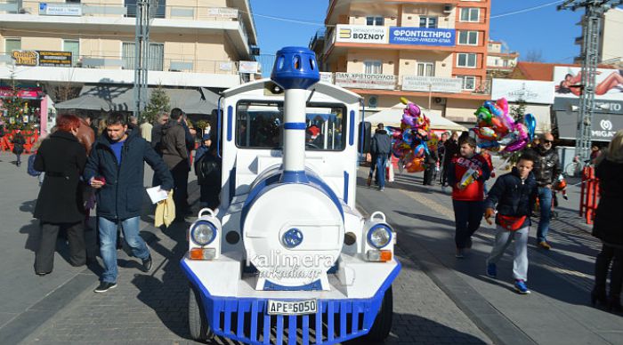 Βόλτα με το Χριστουγεννιάτικο τρενάκι στη στολισμένη Τρίπολη! (vd)