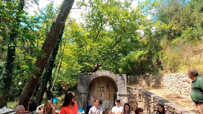 Συνάντηση των Νυμφάσιων σε ειδυλλιακή τοποθεσία του χωριού