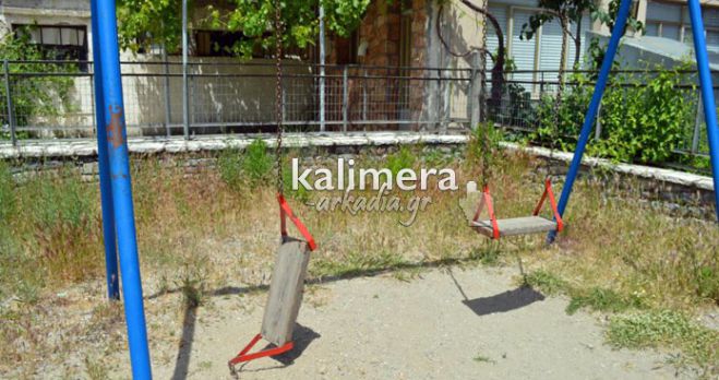 Βρώμικη και επικίνδυνη για τα παιδιά η παιδική χαρά στον Άγιο Πέτρο Κυνουρίας (vd)