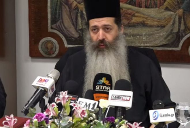 Μητροπολίτης Φθιώτιδας: &quot;Οι ιερείς γλείφουμε από το πάτωμα την θεία κοινωνία αν πέσει κάτω&quot; (vd)