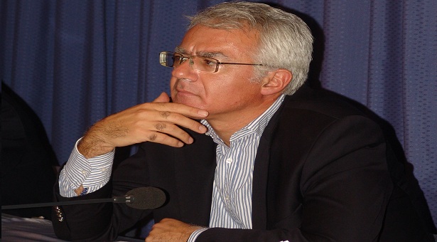&laquo;&Delta;&epsilon;&nu; &kappa;&iota;&nu;&delta;&upsilon;&nu;&epsilon;ύ&epsilon;&iota; &nu;&alpha; &alpha;&pi;&omicron;&lambda;&upsilon;&theta;&epsilon;ί &kappa;&alpha;&nu;&epsilon;ί&sigmaf; &sigma;&tau;&omicron; &Nu;&omicron;&mu;&iota;&kappa;ό &Pi;&rho;ό&sigma;&omega;&pi;&omicron; &tau;&omicron;&upsilon; &Delta;ή&mu;&omicron;&upsilon; &Tau;&rho;ί&pi;&omicron;&lambda;&eta;&sigmaf;&raquo; &kappa;&alpha;&theta;&eta;&sigma;&upsilon;&chi;ά&zeta;&epsilon;&iota; &omicron; &Sigma;&mu;&upsilon;&rho;&nu;&iota;ώ&tau;&eta;&sigmaf;