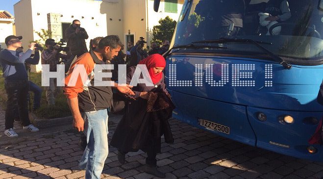Έφτασαν οι πρόσφυγες στην Κυλλήνη - Δείτε πού θα εγκατασταθούν (vd)