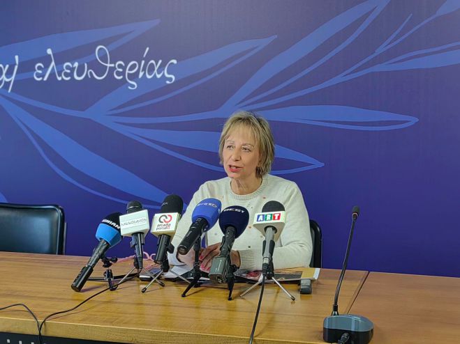 &Epsilon;&lambda;έ&nu;&eta; &Kappa;&alpha;&rho;&omicron;ύ&nu;&tau;&zeta;&omicron;&upsilon;: &laquo;&Alpha;&nu;&alpha;&beta;&iota;ώ&nu;&omicron;&upsilon;&mu;&epsilon; &tau;&omicron; &pi;&alpha;&rho;&alpha;&delta;&omicron;&sigma;&iota;&alpha;&kappa;ό &Pi;ά&sigma;&chi;&alpha; &tau;&eta;&sigmaf; &pi;&alpha;&lambda;&iota;ά&sigmaf; &Tau;&rho;ί&pi;&omicron;&lambda;&eta;&sigmaf;&raquo; (vd)