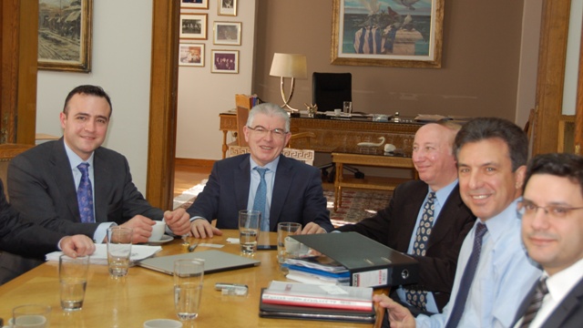 &Alpha;&pi;&omicron;&kappa;&lambda;&epsilon;&iota;&sigma;&tau;&iota;&kappa;ό: &Sigma;&tau;&eta;&nu; &Tau;&rho;ί&pi;&omicron;&lambda;&eta; &omicron; &Pi;&rho;ό&epsilon;&delta;&rho;&omicron;&sigmaf; &tau;&eta;&sigmaf; &Pi;&alpha;&nu;&alpha;&rho;&kappa;&alpha;&delta;&iota;&kappa;ή&sigmaf; &Omicron;&mu;&omicron;&sigma;&pi;&omicron;&nu;&delta;ί&alpha;&sigmaf; &Alpha;&mu;&epsilon;&rho;&iota;&kappa;ή&sigmaf; &ndash; &Theta;&alpha; &gamma;ί&nu;&epsilon;&iota; &sigma;&upsilon;&nu;ά&nu;&tau;&eta;&sigma;&eta; &mu;&epsilon; &tau;&omicron;&nu; &Upsilon;&pi;&omicron;&upsilon;&rho;&gamma;ό &Upsilon;&gamma;&epsilon;ί&alpha;&sigmaf;;