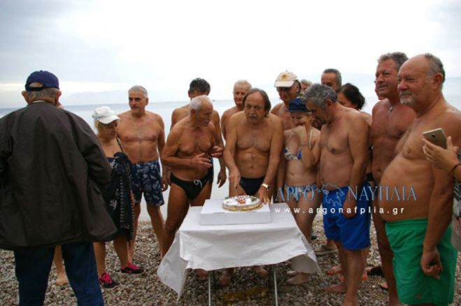 Χειμερινοί κολυμβητές έκοψαν την πίτα τους στην Αρβανιτιά (εικόνες)!