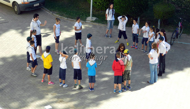&Mu;&epsilon; &chi;&alpha;&mu;ό&gamma;&epsilon;&lambda;&alpha; &kappa;&alpha;&iota; &pi;&alpha;&iota;&chi;&nu;ί&delta;&iota;&alpha; &mu;&iota;&kappa;&rho;ώ&nu; &pi;&alpha;&iota;&delta;&iota;ώ&nu; &laquo;&pi;&lambda;&eta;&mu;&mu;ύ&rho;&iota;&sigma;&epsilon;&raquo; &omicron; &kappa;ή&pi;&omicron;&sigmaf; &tau;&omicron;&upsilon; &Pi;&nu;&epsilon;&upsilon;&mu;&alpha;&tau;&iota;&kappa;&omicron;ύ &Kappa;έ&nu;&tau;&rho;&omicron;&upsilon; (vd)