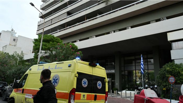 Ά&nu;&delta;&rho;&alpha;&sigmaf; έ&pi;&epsilon;&sigma;&epsilon; &alpha;&pi;ό &tau;&omicron;&nu; 24&omicron; ό&rho;&omicron;&phi;&omicron; &sigma;&tau;&eta;&nu; &Alpha;&theta;ή&nu;&alpha;