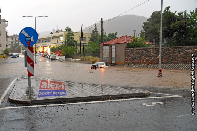 Αυτοκίνητο εγκλωβίστηκε σε πλημμυρισμένο δρόμο της Τρίπολης (εικόνες)