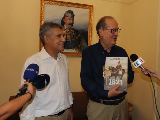 &Sigma;&tau;&eta;&nu; &Tau;&rho;ί&pi;&omicron;&lambda;&eta; &omicron; &Pi;&epsilon;&rho;&iota;&phi;&epsilon;&rho;&epsilon;&iota;ά&rho;&chi;&eta;&sigmaf; &Theta;&epsilon;&sigma;&sigma;&alpha;&lambda;ί&alpha;&sigmaf;