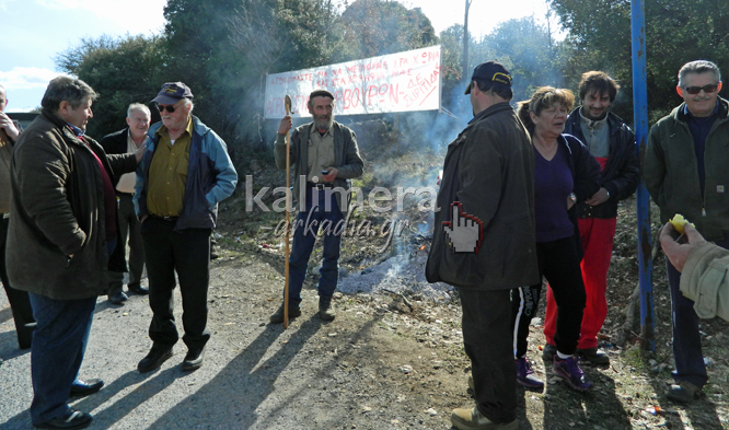 Με τα τρακτέρ στους δρόμους βγήκαν να διαμαρτυρηθούν αγανακτισμένοι αγρότες της Αρκαδίας (vd)
