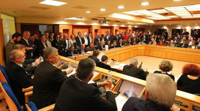 &Tau;&alpha; &delta;&eta;&mu;&omicron;&tau;&iota;&kappa;ά &sigma;&upsilon;&mu;&beta;&omicron;ύ&lambda;&iota;&alpha; &sigma;&tau;&eta;&nu; &Alpha;&rho;&kappa;&alpha;&delta;ί&alpha; &theta;&alpha; &kappa;&alpha;&tau;&alpha;&gamma;&gamma;&epsilon;ί&lambda;&omicron;&upsilon;&nu; &tau;&eta;&nu; &alpha;&pi;ό&phi;&alpha;&sigma;&eta; &nu;&alpha; &mu;&pi;&epsilon;&iota; &laquo;&chi;έ&rho;&iota;&raquo; &sigma;&tau;&alpha; &lambda;&epsilon;&phi;&tau;ά &tau;&omega;&nu; &Delta;ή&mu;&omega;&nu;;