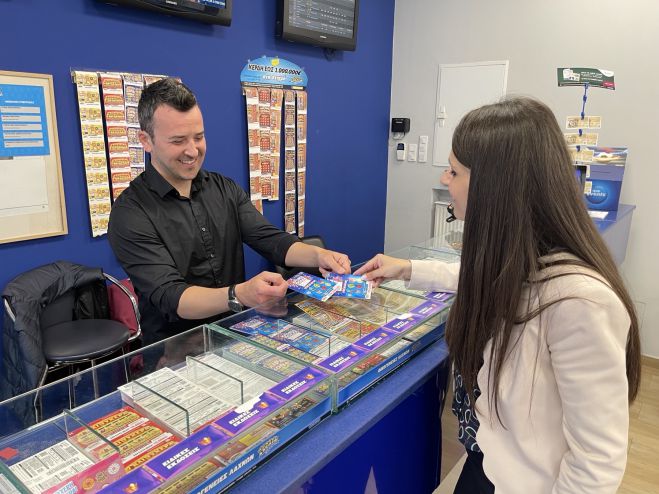 Έ&nu;&alpha; &xi;&epsilon;&chi;&omega;&rho;&iota;&sigma;&tau;ό &delta;ώ&rho;&omicron; &gamma;&iota;&alpha; &tau;&eta; &gamma;&iota;&omicron;&rho;&tau;ή &tau;&omicron;&upsilon; &Kappa;&omega;&nu;&sigma;&tau;&alpha;&nu;&tau;ί&nu;&omicron;&upsilon; &kappa;&alpha;&iota; &tau;&eta;&sigmaf; &Epsilon;&lambda;έ&nu;&eta;&sigmaf; &ndash; &Epsilon;&upsilon;&chi;έ&sigmaf; &mu;&epsilon; &kappa;έ&rho;&delta;&eta; &alpha;&pi;ό &tau;&omicron; &Sigma;&Kappa;&Rho;&Alpha;&Tau;&Sigma; &laquo;&Chi;&Rho;&Omicron;&Nu;&Iota;&Alpha; &Pi;&Omicron;&Lambda;&Lambda;&Alpha;&raquo; &mu;&epsilon; 1 &sigma;&tau;&alpha; 2 &nu;&alpha; &kappa;&epsilon;&rho;&delta;ί&zeta;&epsilon;&iota;