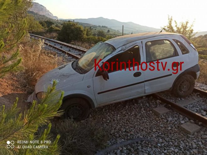 Αυτοκίνητο έπεσε από ύψος 20 μέτρων και κατέληξε πάνω στις γραμμές του τρένου στο Μαψό Κορινθίας (εικόνες)