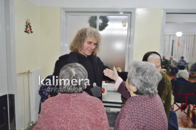 Ρούχα σε ηλικιωμένους του Γηροκομείου από τον Χαρμπή της Χρυσής Αυγής (vd)