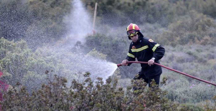 &Kappa;&epsilon;&rho;&alpha;&upsilon;&nu;ό&sigmaf; &pi;&rho;&omicron;&kappa;ά&lambda;&epsilon;&sigma;&epsilon; &phi;&omega;&tau;&iota;ά &kappa;&omicron;&nu;&tau;ά &sigma;&tau;&omicron; &Mu;&epsilon;&rho;&kappa;&omicron;&beta;&omicron;ύ&nu;&iota;