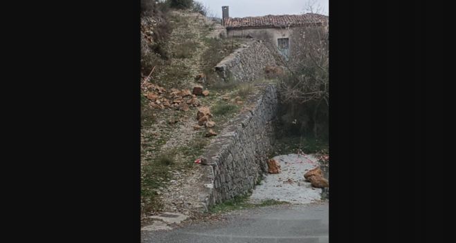 &quot;Άκρως ντροπιαστική για τα Λαγκάδια η εικόνα με τις πέτρες που είναι ακόμα παρατημένες στο ίδιο σημείο μετά την κατολίσθηση&quot;