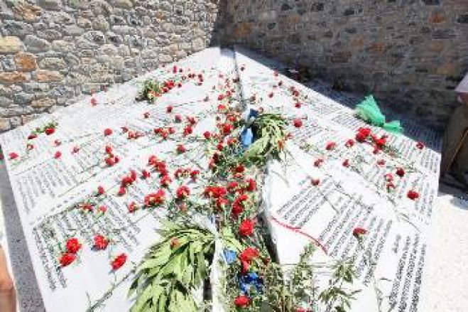 &Kappa;&Kappa;&Epsilon;: "&Mu;&epsilon; &tau;&eta;&nu; &pi;ά&lambda;&eta; &tau;&omicron;&upsilon; &lambda;&alpha;&omicron;ύ &kappa;&alpha;&iota; &mu;&pi;&rho;&omicron;&sigma;&tau;ά&rho;&eta;&delta;&epsilon;&sigmaf; &tau;&omicron;&upsilon;&sigmaf; &kappa;&omicron;&mu;&mu;&omicron;&upsilon;&nu;&iota;&sigma;&tau;έ&sigmaf; &eta; &Tau;&rho;ί&pi;&omicron;&lambda;&eta;&nbsp;&alpha;&pi;&epsilon;&lambda;&epsilon;&upsilon;&theta;&epsilon;&rho;ώ&theta;&eta;&kappa;&epsilon; &tau;&omicron; 1944"