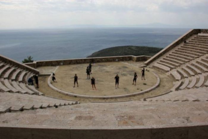 Χαμός με τα γυρίσματα του Νορβηγικού "Survivor" στο θέατρο της Αρχαίας Μεσσήνης!
