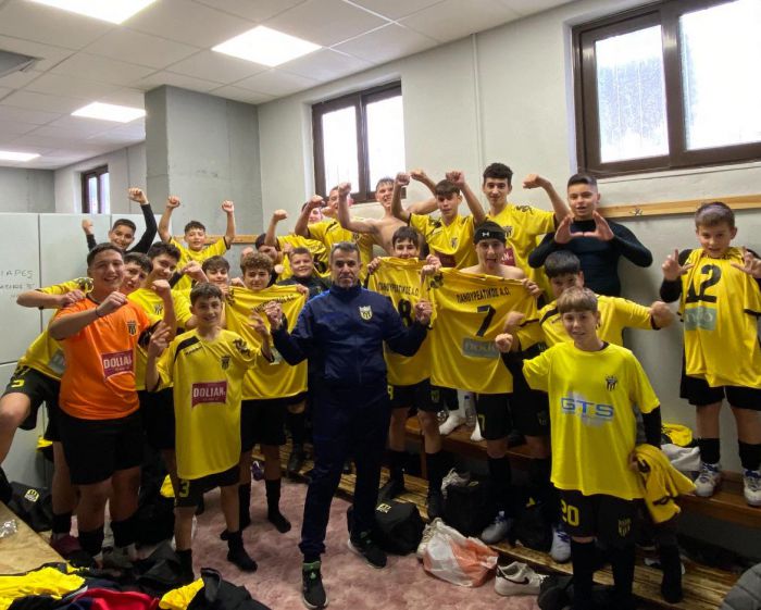 &Delta;&iota;&pi;&lambda;ή &nu;ί&kappa;&eta; &gamma;&iota;&alpha; &tau;&omicron;&nu; &Pi;&alpha;&nu;&theta;&upsilon;&rho;&epsilon;&alpha;&tau;&iota;&kappa;ό