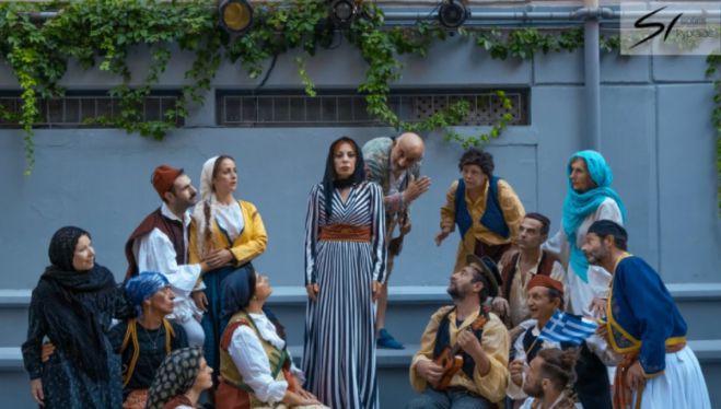 Η Γορτύνια Νάντια Καραγιάννη τραγουδά στην επετειακή παράσταση των Ελλήνων ηθοποιών στο Ηρώδειο