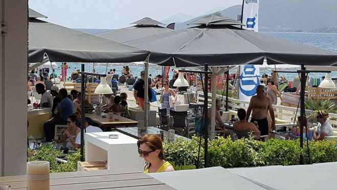 «Βούλιαξε» από κόσμο το Παράλιο Άστρος (εικόνες)!