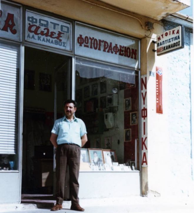 Έ&phi;&upsilon;&gamma;&epsilon; &alpha;&pi;ό &tau;&eta; &zeta;&omega;ή &omicron; &phi;&omega;&tau;&omicron;&gamma;&rho;ά&phi;&omicron;&sigmaf; &Alpha;&lambda;έ&kappa;&omicron;&sigmaf; &Kappa;&alpha;&nu;&alpha;&beta;ό&sigmaf; ...
