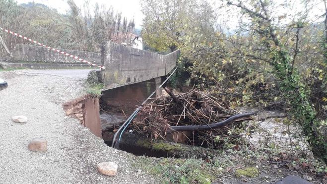 Κακοκαιρία | Καταστράφηκε παλιά γέφυρα στο Τουμπίτσι - Πως θα εξυπηρετηθούν οι ηλικιωμένοι κάτοικοι; (εικόνες)