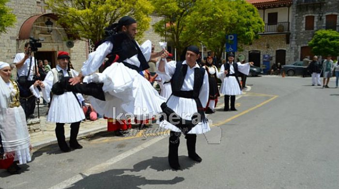 Παραδοσιακοί χοροί από τον Πολιτιστικό Σύλλογο Βυτίνας στα εγκαίνια του «Menalon Trail» (vd)