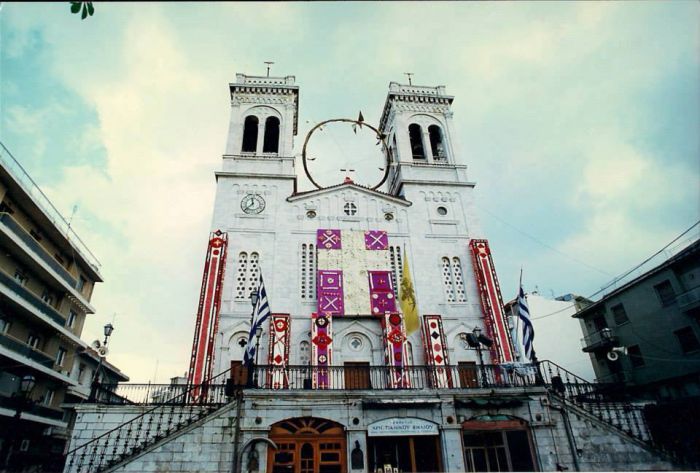 Πάσχα 1996 | Ο Ναός του Αγίου Βασιλείου καλύπτεται με γαρύφαλλα - Ένα τεράστιο ακάνθινο στεφάνι τοποθετείται στον τρούλο! (εικόνες)