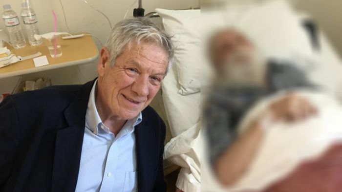 Οργή για τη selfie του Μάκη Μπαλαούρα με τον Μανώλη Γλέζο στο κρεβάτι του νοσοκομείου