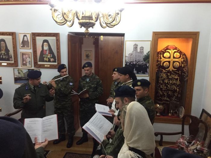 &Tau;&alpha; ... έ&psi;&alpha;&lambda;&lambda;&alpha;&nu; &sigma;&tau;&omicron;&nu; &Mu;&eta;&tau;&rho;&omicron;&pi;&omicron;&lambda;ί&tau;&eta; &Alpha;&lambda;έ&xi;&alpha;&nu;&delta;&rho;&omicron; (&epsilon;&iota;&kappa;ό&nu;&epsilon;&sigmaf;)