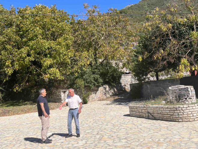 &Kappa;ώ&sigma;&tau;&alpha;&sigmaf; &Tau;&zeta;&iota;&omicron;ύ&mu;&eta;&sigmaf; &alpha;&pi;ό &tau;&omicron; &Kappa;&epsilon;&rho;&alpha;&sigma;&tau;ά&rho;&iota;: &laquo;&Alpha;&nu;&alpha;&beta;&alpha;&theta;&mu;ί&zeta;&omicron;&upsilon;&mu;&epsilon; &tau;&eta;&nu; &epsilon;&iota;&kappa;ό&nu;&alpha; &gamma;&iota;&alpha; ό&lambda;&alpha; &tau;&alpha; &chi;&omega;&rho;&iota;ά &mu;&alpha;&sigmaf;&raquo;