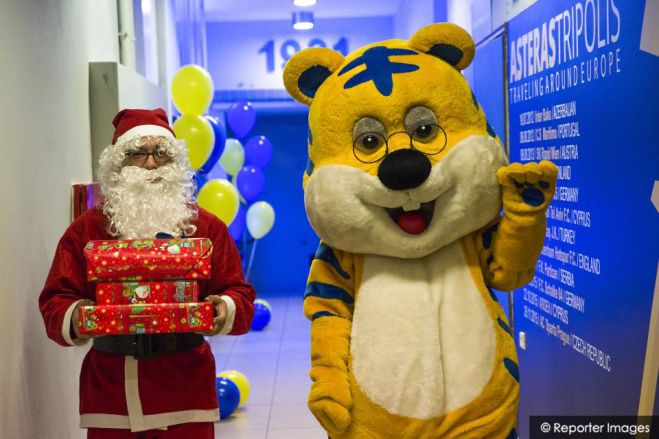 Αστέρας - Άγιος Βασίλης και Tiger μοίρασαν δώρα στα παιδιά! (vd)