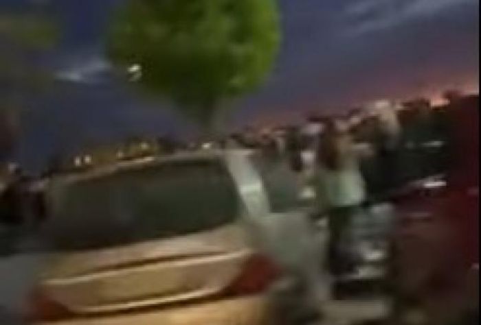 Πάτρα | Απίστευτος συνωστισμός - Πάνω από 500 άτομα με ποτά στα χέρια χωρίς μάσκες (vd)